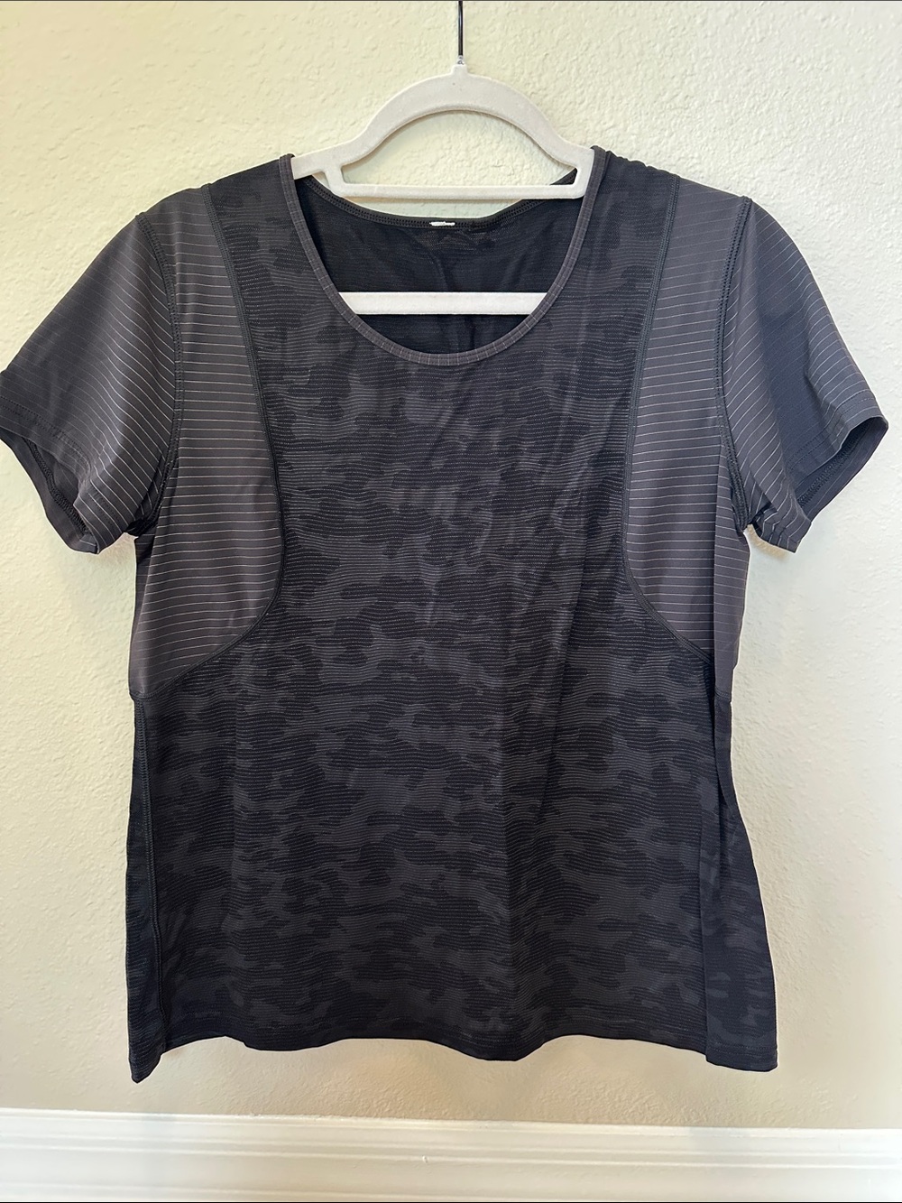 Lululemon Women's Short Sleeve Active Tee in black Camo